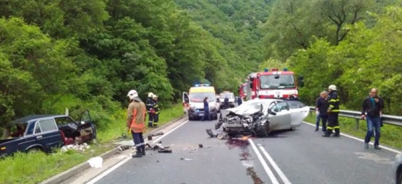 3-годишно дете е оцеляло при жестоката катастрофа в дефилето! То и баща му са още на пътя, майката е в спешното