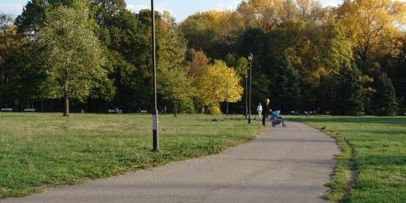 Пълен абсурд! Пръскат отрова сред децата в парковете