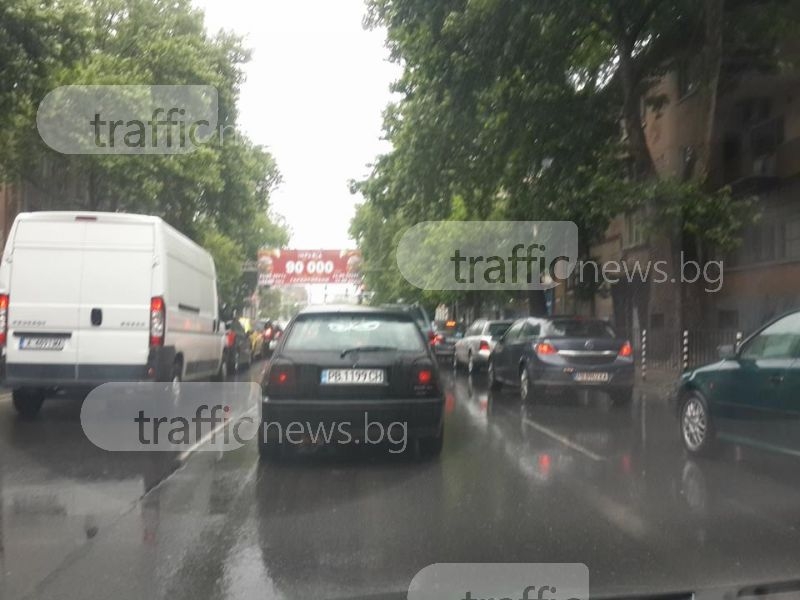 Задръствания блокираха възлови булеварди в Пловдив СНИМКИ
