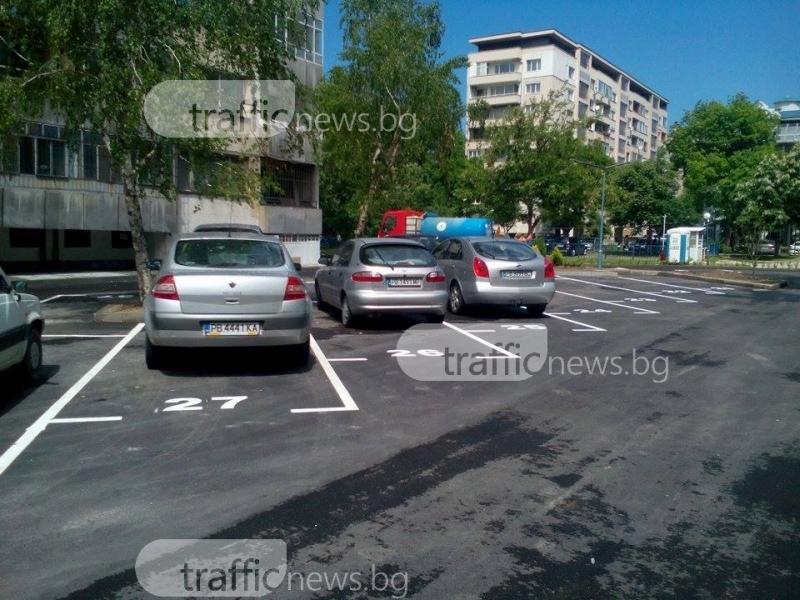 Центърът на Пловдив се сдоби с нов паркинг! 54 места “чистят“ тротоарите около Гранда СНИМКИ
