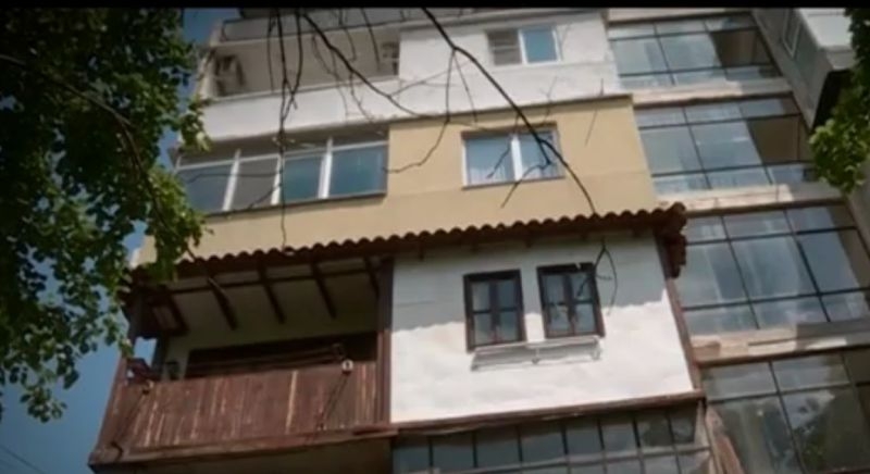 Панелен блок с възрожденска фасада събира погледи в Пловдив ВИДЕО