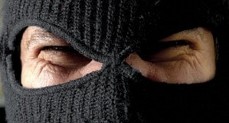 Маскиран влезе в заложна къща в Асеновград, полицията го обгради