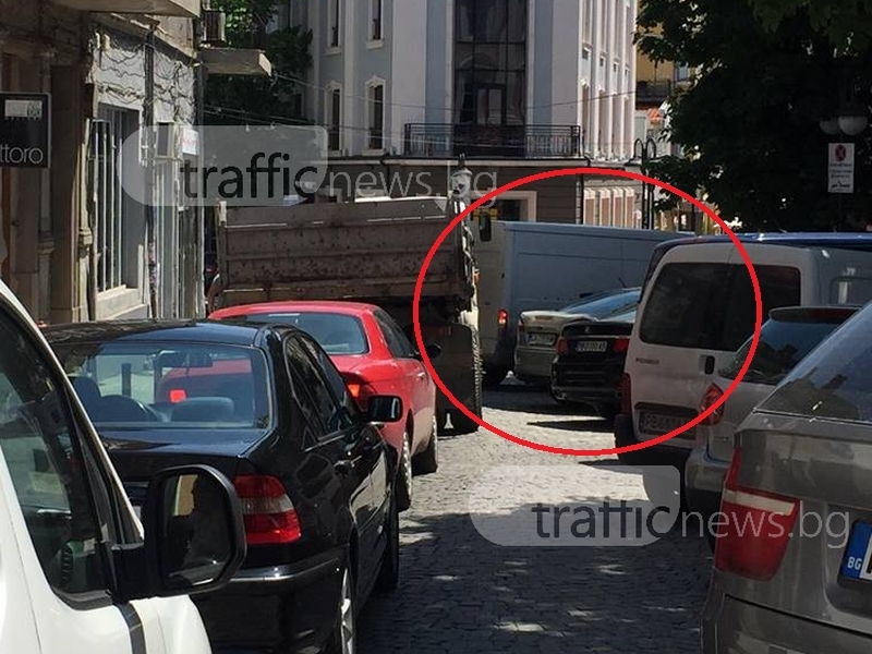 Софийски бус задръсти улица в Пловдив СНИМКИ