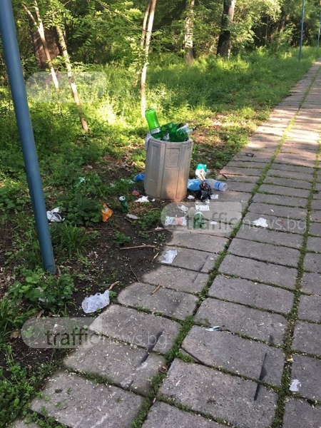 Боклуци бликат от кошчетата в Лаута от няколко дни СНИМКИ