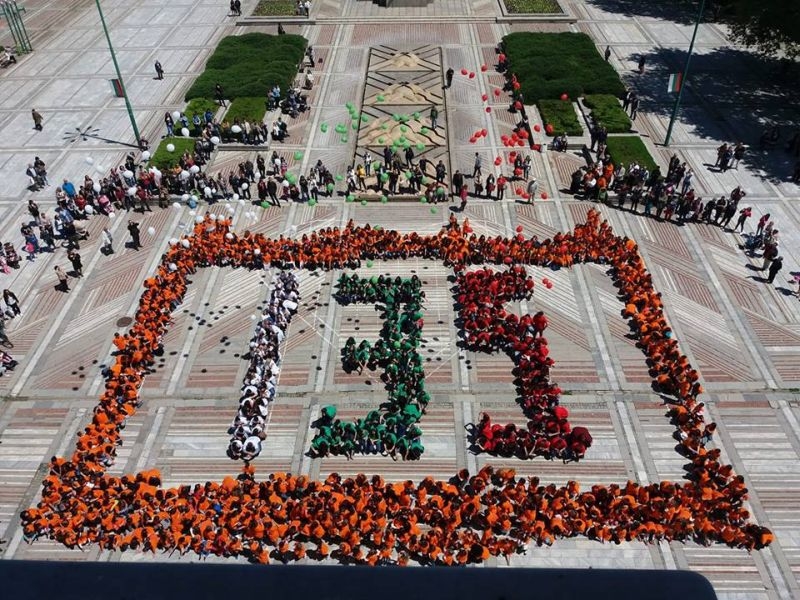 Деца отпразнуваха годишнина на училището си с уникален флашмоб