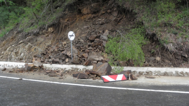 Свлачище блокира път до Рилския манастир