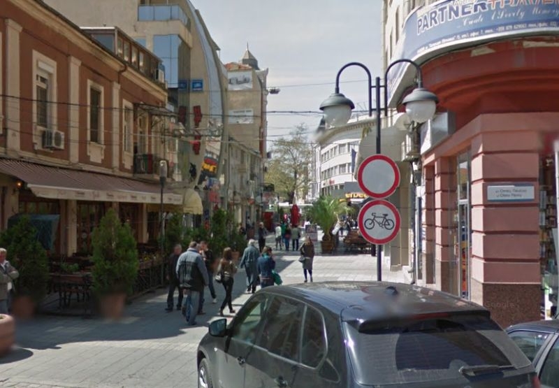 Дюнерджийницата в Пловдив пламнала след късо съединение, евакуирали хората от сградата