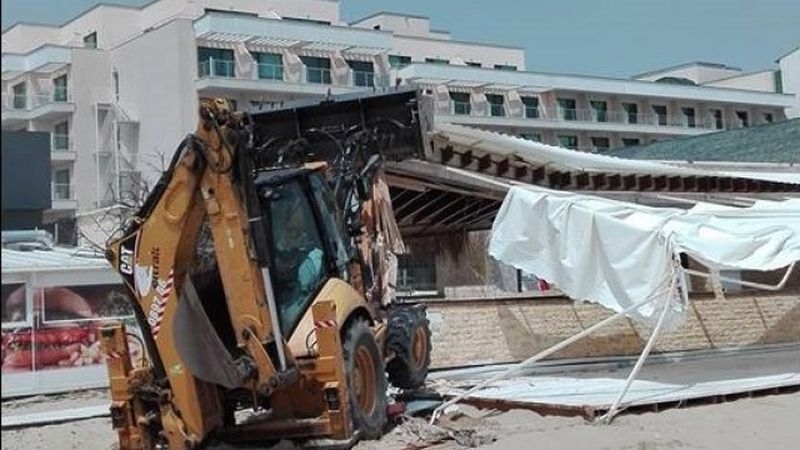 Събарят незаконни постройки в Слънчев бряг СНИМКИ