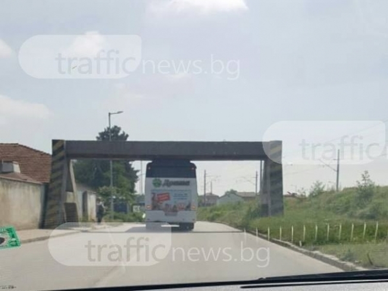 Автобус се заклещи в Прослав, блокира десетки коли СНИМКА