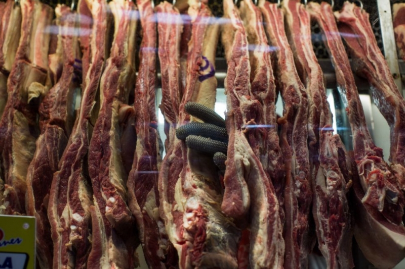 Конфискуваха един тон опасно месо в нелегален цех
