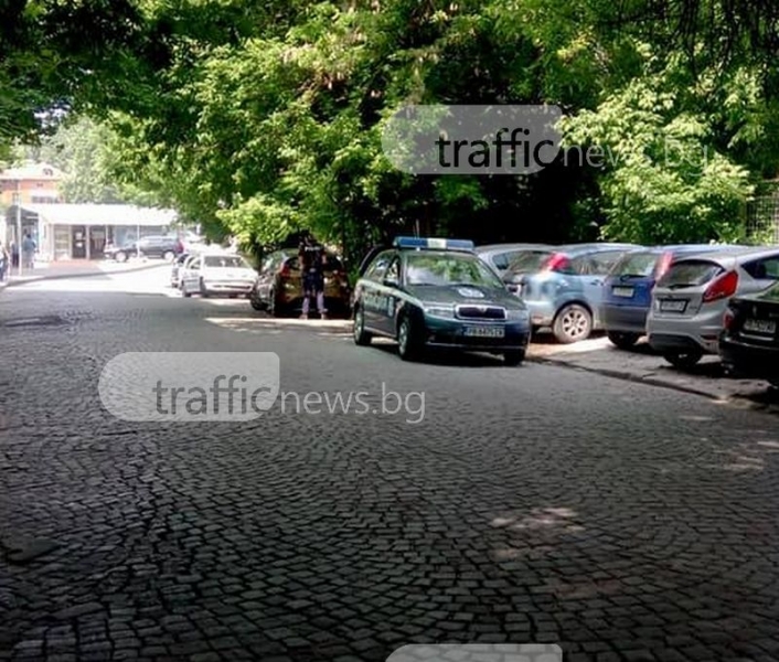 Полицаи в центъра на Пловдив глобяваха коли, паркирали… като тях СНИМКИ