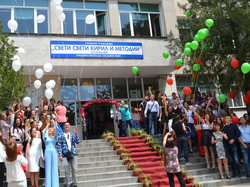 Хуманитарната в Пловдив каза “довиждане“ на своите абитуриенти СНИМКИ