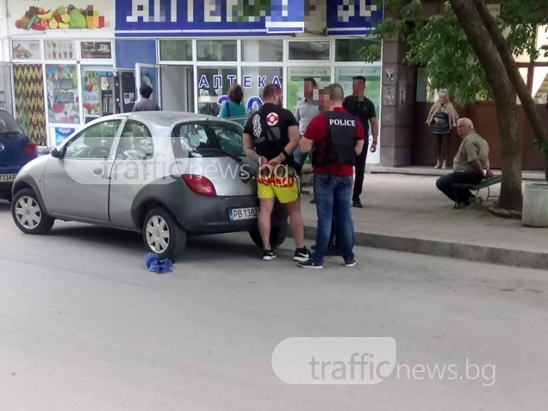 Арести в Пловдив! Полицаи блокираха автомобил и арестуваха двама СНИМКИ