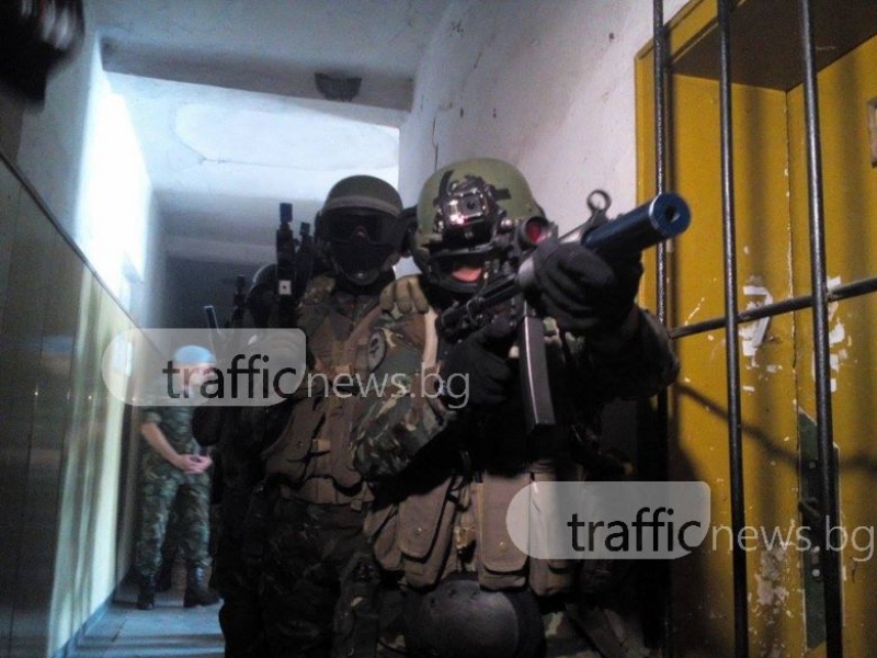 Маскирани и въоръжени нахлуха в сграда в Пловдив! Каракачанов гледа СНИМКИ