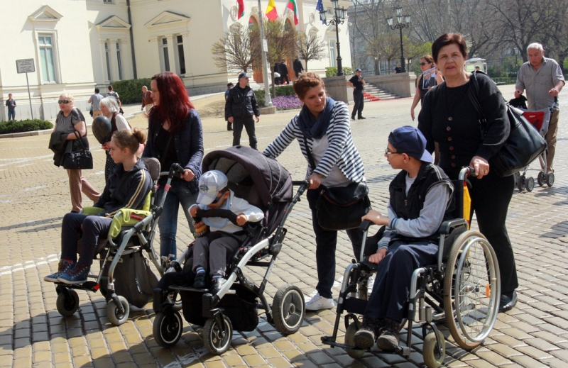 Родители на деца с увреждания излизат на протест