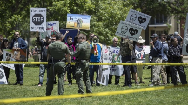 Бой пред посолството на Турция в САЩ, има ранени