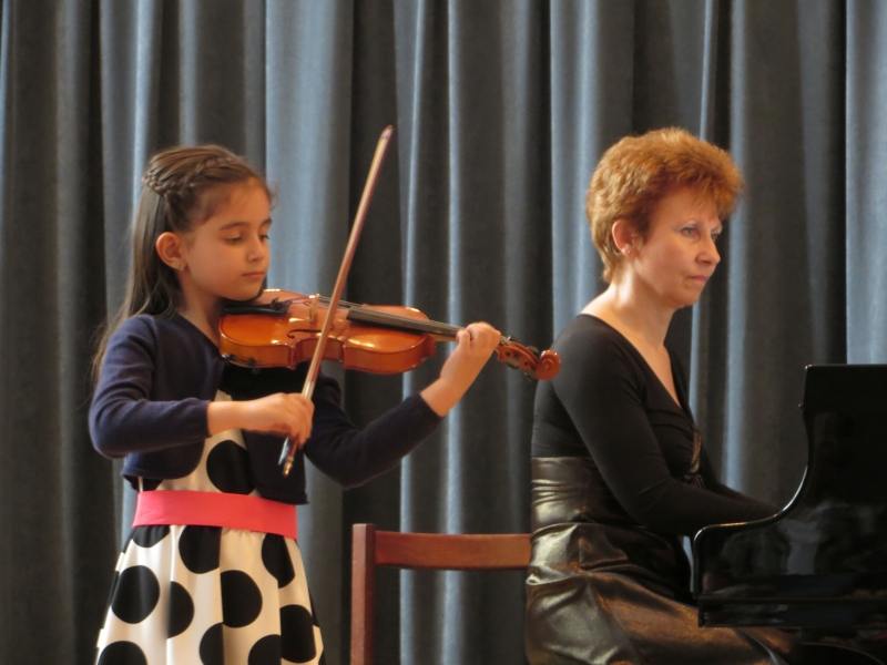 Млади пловдивски цигуларки се върнаха с награди от конкурс в Чехия