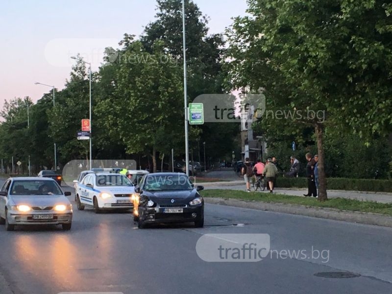 Катастрофа в Смирненски! Две коли се потрошиха на Пещерско СНИМКИ