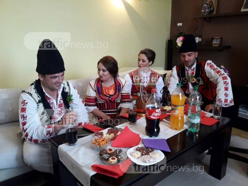 Пловдивчани съживиха традициите! Ели и Кирил се венчаха по стар български обичай СНИМКИ