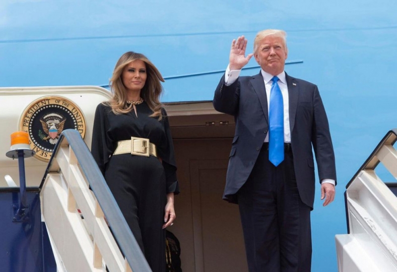 Мелания Тръмп в Саудитска Арабия: Цялата в черно, но без кърпа на главата СНИМКИ