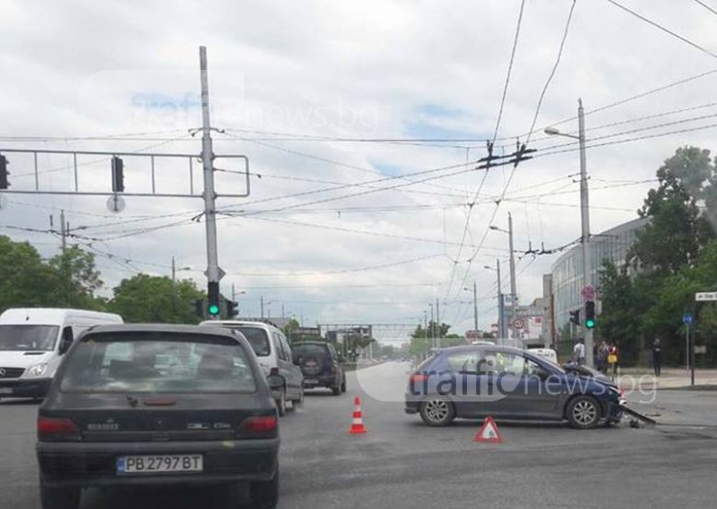 Две коли се помляха на кръстовище на Асеновградско СНИМКИ
