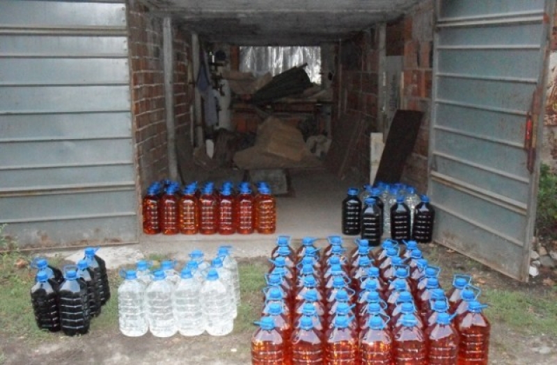 Разбиха нелегален склад за алкохол в Пловдив, иззеха 2484 литра