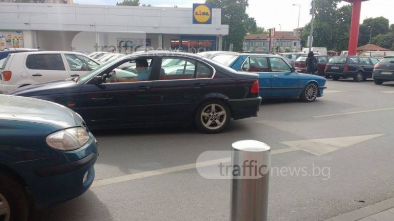 БМВ-та блокираха паркинг в Кючука, настана пълен хаос СНИМКИ