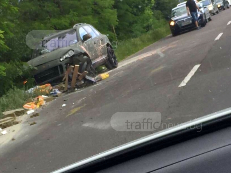 Пловдивско порше се размаза край автомагистрала “Тракия“ СНИМКИ