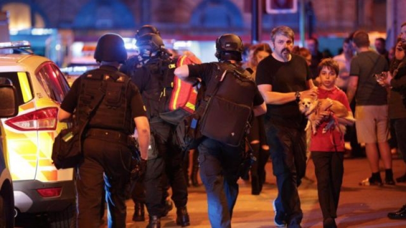 Терористичен атентат в Манчестър! Експлозия уби 19 души и рани десетки СНИМКИ и ВИДЕО