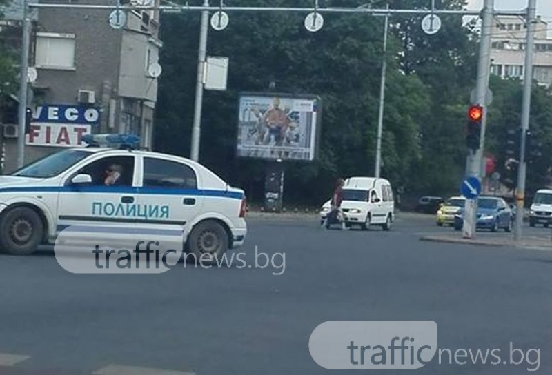 Полицай си бъбри по телефона, докато прави ляв завой на оживено кръстовище в Пловдив СНИМКИ