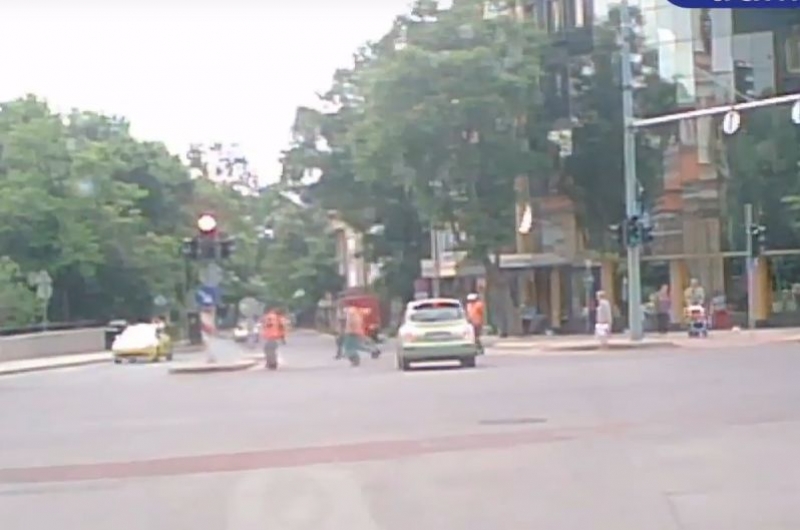 Пешеходци бягат като пилци от зелено “чудовище“ в центъра на Пловдив