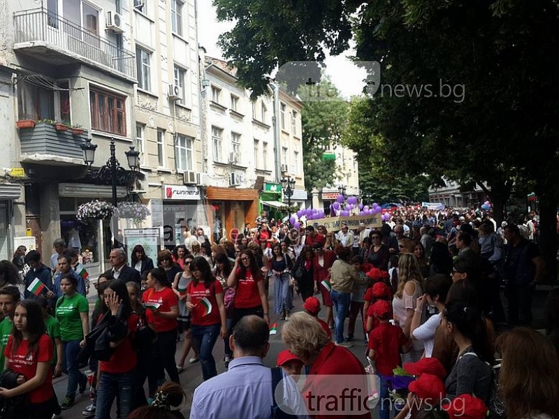 Стотици пловдивски ученици изпълниха Главната в празничното шествие за 24 май СНИМКИ