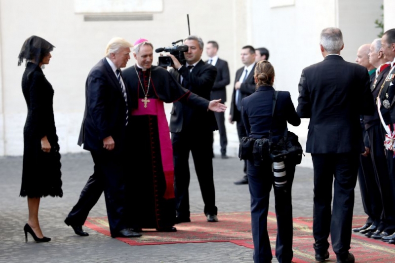 Кратка и хладна среща между Доналд Тръмп и папа Франциск