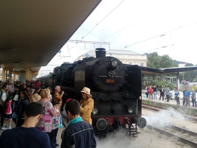 Десетки пловдивчани посрещнаха влака 