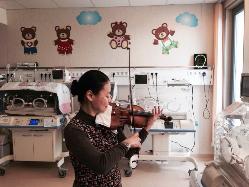 Виртуозната цигуларка Мидори  свири Моцарт на недоносените бебета в АГ 