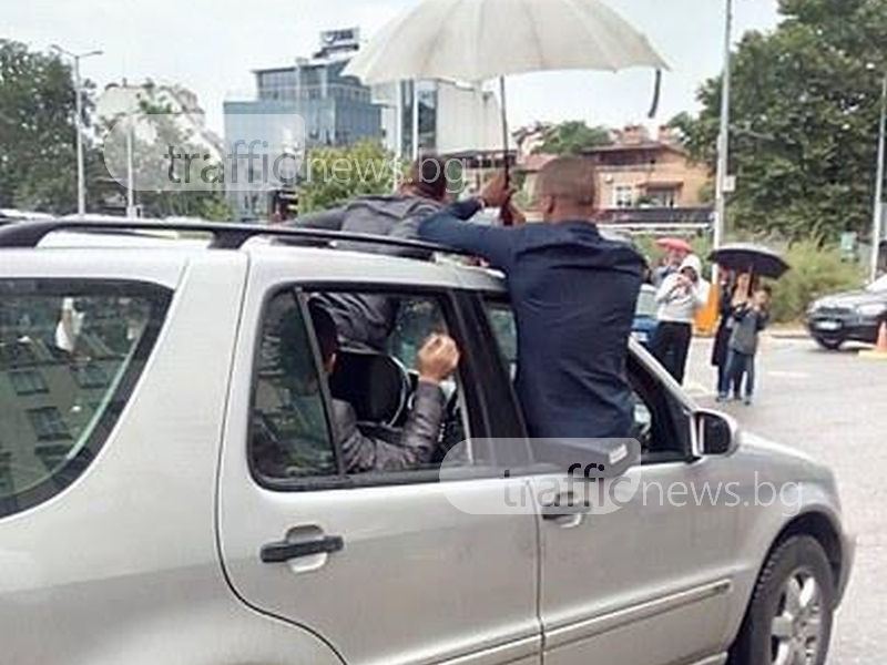 Абитуриенти и техни приятели в Пловдив отново висят от прозорците на колите