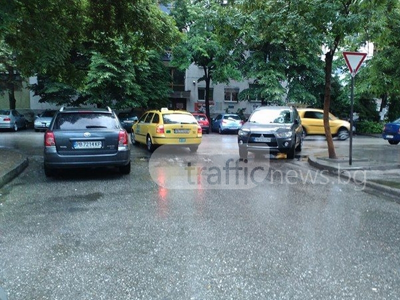 Тойота и мицубиши “стесниха“ улица в Пловдив, паркираха на завой и пешеходна СНИМКА