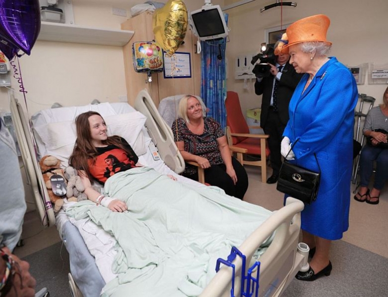 Британската кралица посети пострадалите деца от атентата в Манчестър СНИМКИ