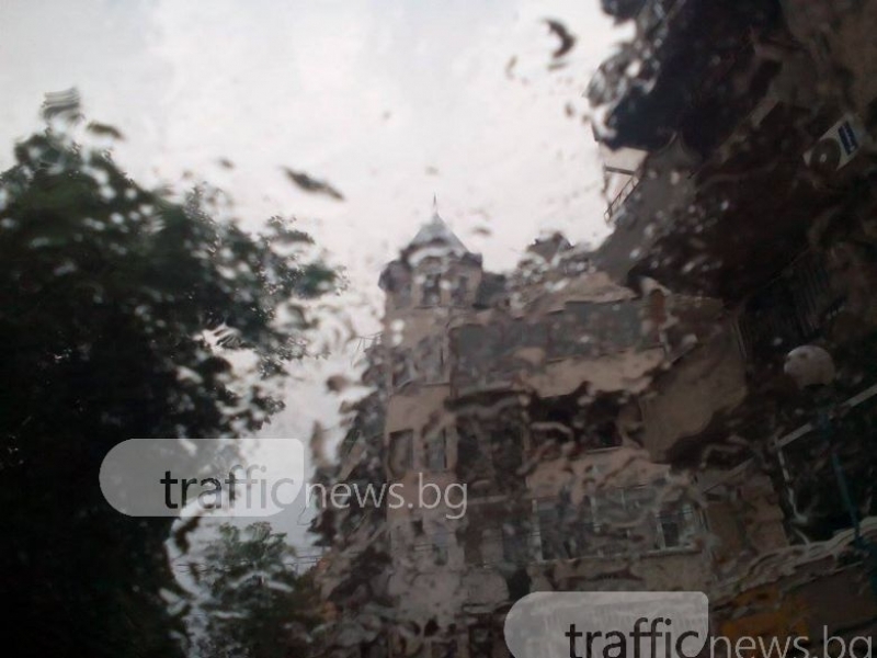 Идват порои и гръмотевични бури към Пловдив! Обявиха жълт код за опасно време