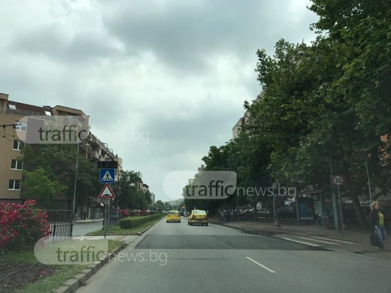 Повдигната пешеходна пътека троши коли в Кючука