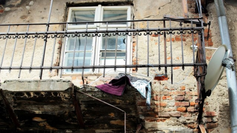 Тераса на стара къща се срути, докато жена простира СНИМКИ