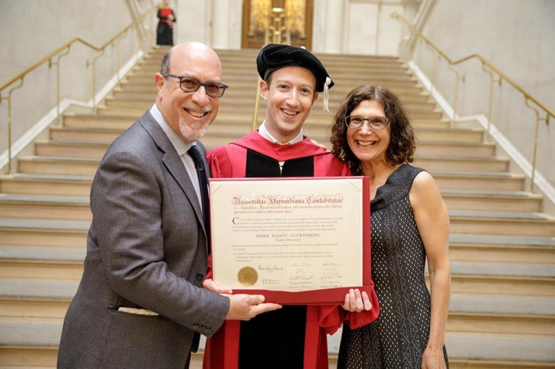 Марк Зукърбърг се дипломира 12 години след като напусна университета