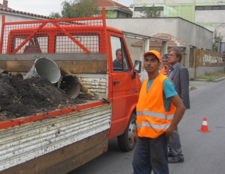 Един работник с кирка чистел 3900 шахти в Асеновград,  кметът ощетил общината с 200 000 лева