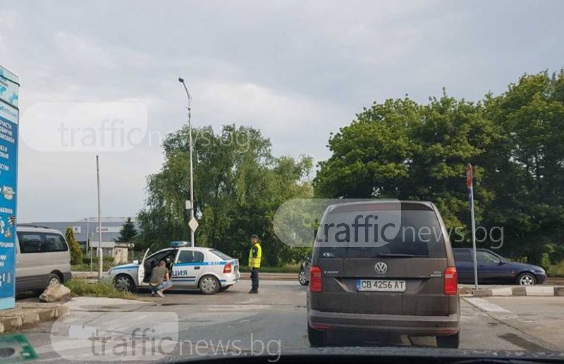 Полицаи спират коли наред, блокират изхода от шоурум на Пазарджишко СНИМКИ