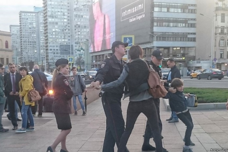 Полицията в Москва арестува дете, рецитиращо “Хамлет“ ВИДЕО