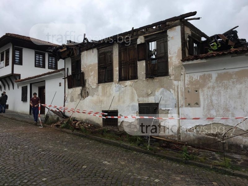 Къща рухна на метри от туристи в Стария град на Карлово! СНИМКИ