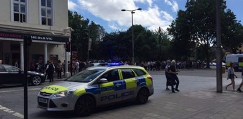 Стотици евакуирани от театър в Лондон СНИМКИ