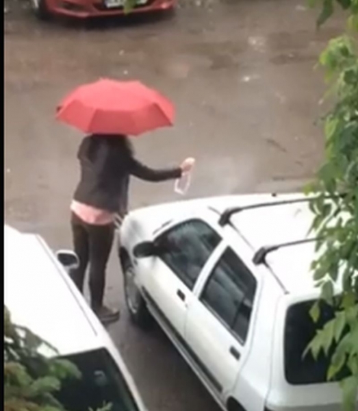 Жена спести от автомивка, изми си колата... под дъжда ВИДЕО