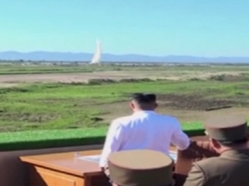 Северна Корея изстреля нова ракета, Ким Чен-ун гледа изпитанието ВИДЕО