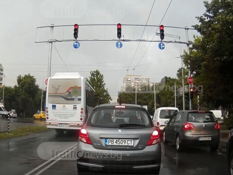 Автобус от градския транспорт в Пловдив влита в кръстовище на червено ВИДЕО